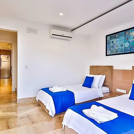 Villa Sleeps 6 Pool Air Con Wifi *