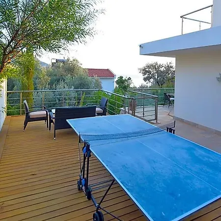Sleeps 6 Pool Air Con Wifi