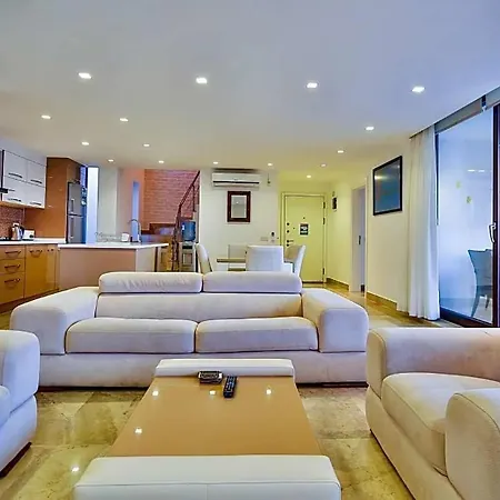 Villa Sleeps 6 Pool Air Con Wifi *