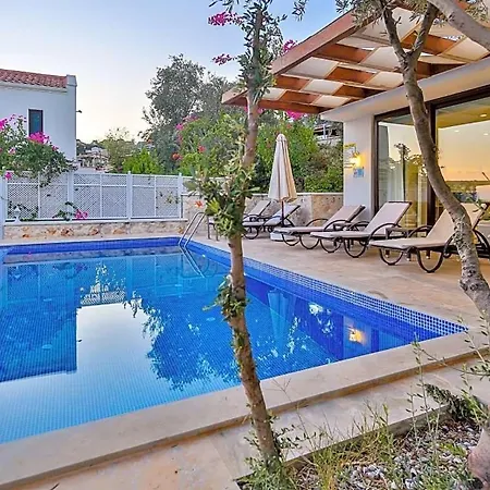 Villa Sleeps 6 Pool Air Con Wifi *